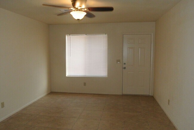 Foto del edificio - Walnut Ave - Triplex
