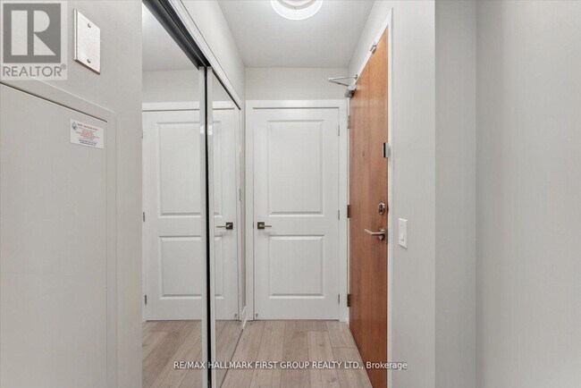 Photo du bâtiment - 1215 Bayly St