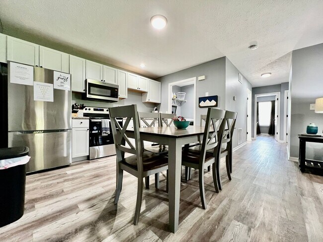 Foto del edificio - 3 bedroom home w/ privately fenced yard + hot tub.