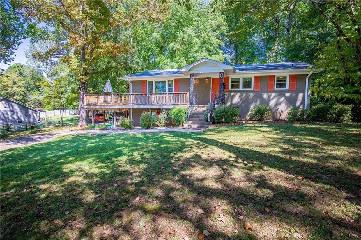 Foto principal - Beautiful 3 Bedroom/2 Bathroom Home in Cen...