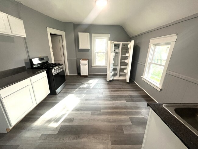 Building Photo - 423 E 16th St