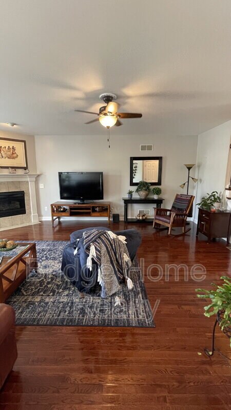 Building Photo - 574 E Vanderbilt Dr
