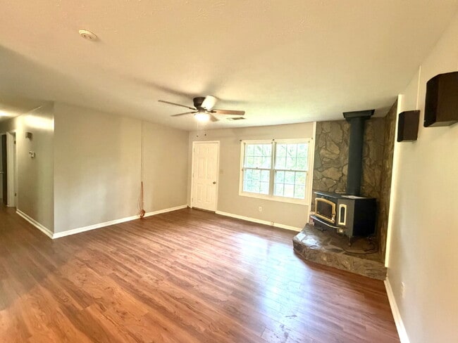 Building Photo - Check out this lovely 4 sided brick home located in Pine Mountain, GA
