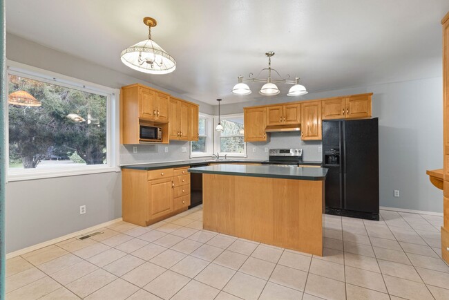 Building Photo - COUNTRY LIVING - Check out this 3 Bed 2 Ba...