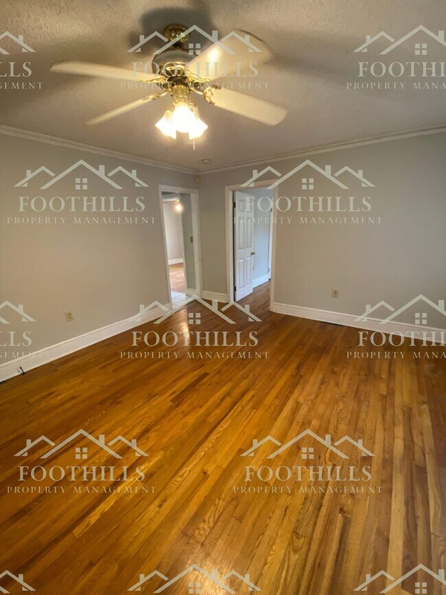 Foto del edificio - Two-bedroom One-bathroom home located in c...