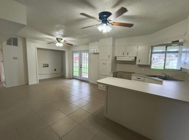 Building Photo - Cute 4 bedroom + Den, 2 bath home AVAILABLE NOW!
