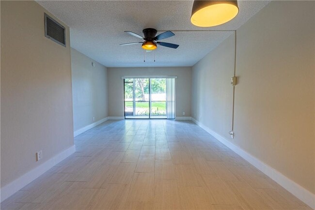 Building Photo - 3125 Oakland Shores Dr