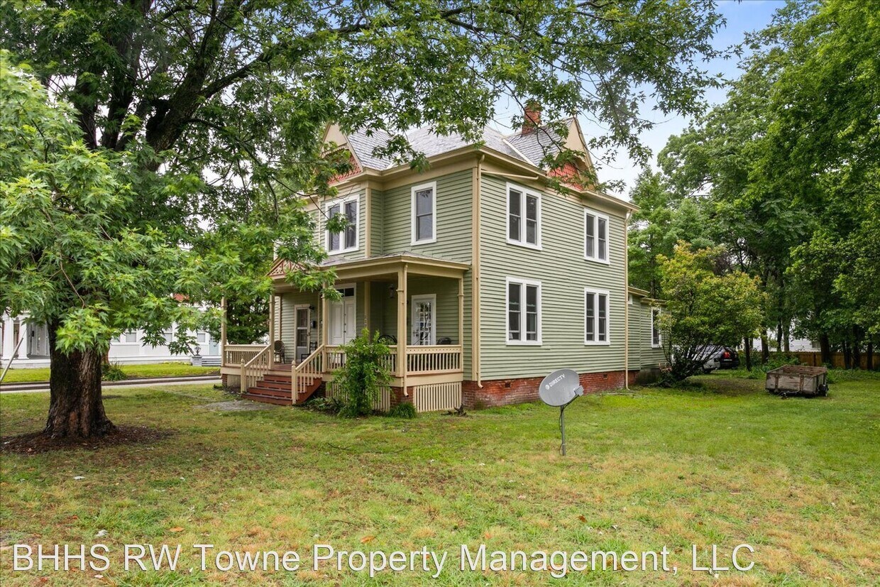 2 br, 1 bath House 229 S Armistead Ave House Rental in Hampton