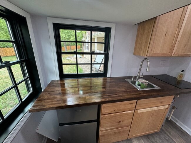 Foto del edificio - 1608 Laurel Grove Rd