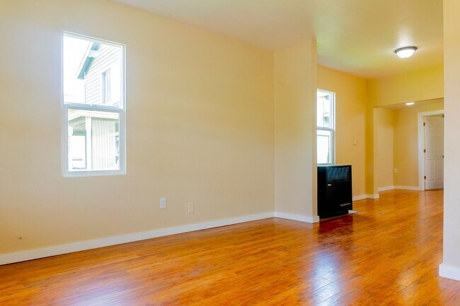 Foto del edificio - Spacious 3 bedroom / 2 bathroom single family home available in Tacoma!