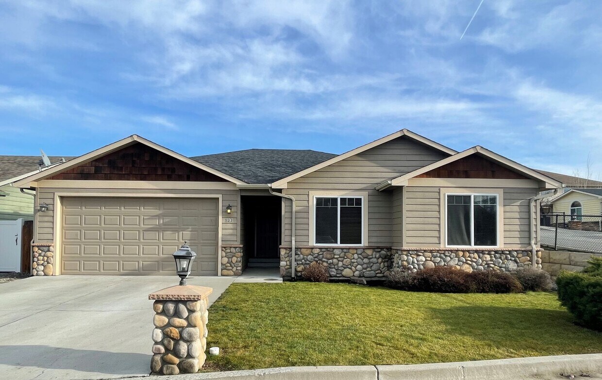 Primary Photo - Beautiful Home available Mid November