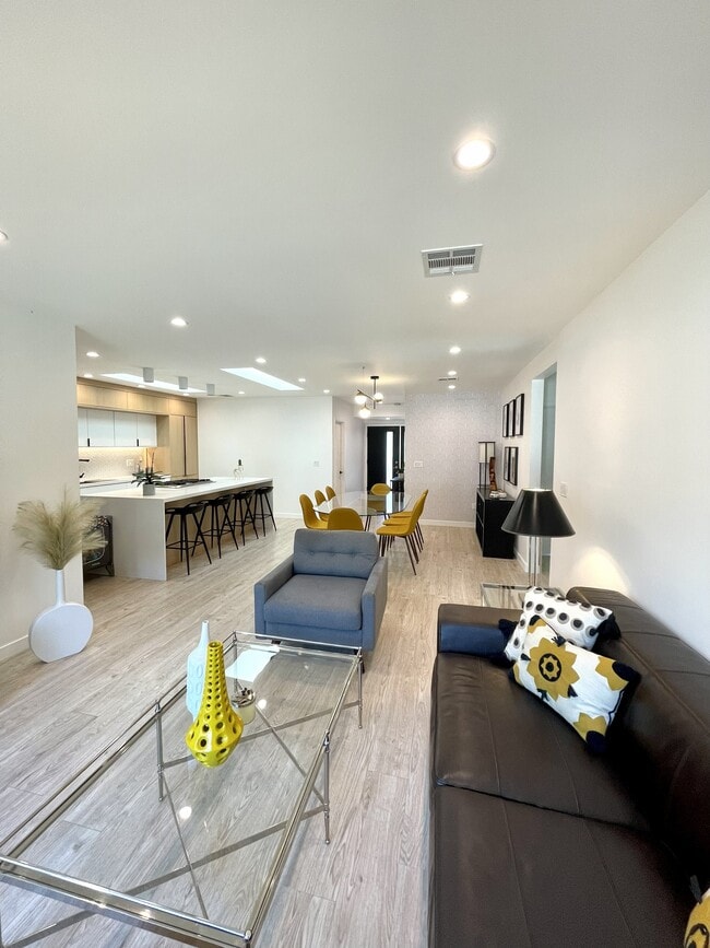 Foto del edificio - 6143 Carpenter Ave