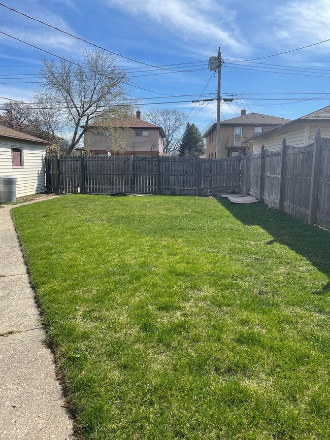 Building Photo - Beautiful 2 Bedroom Single Home!! Fenced i...