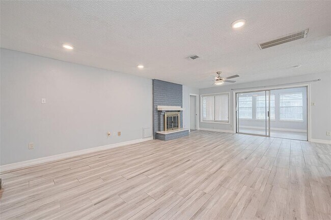 Foto del edificio - 2115 Streamcrest Ln