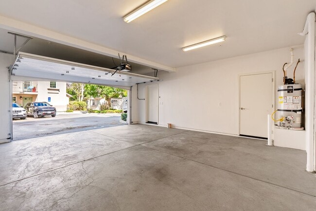 Foto del edificio - 2 Bedroom 1.5 Bath townhouse with private balcony and 2 car garage