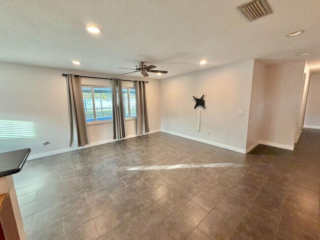 Building Photo - Altamonte Springs - 4 Bedroom, 2 Bathroom - $2,495.00 POOL HOME