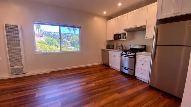 Building Photo - Enjoy South Bay Views from your Sunny & Pr...