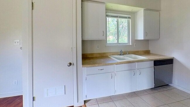 Building Photo - 210 Jackman St