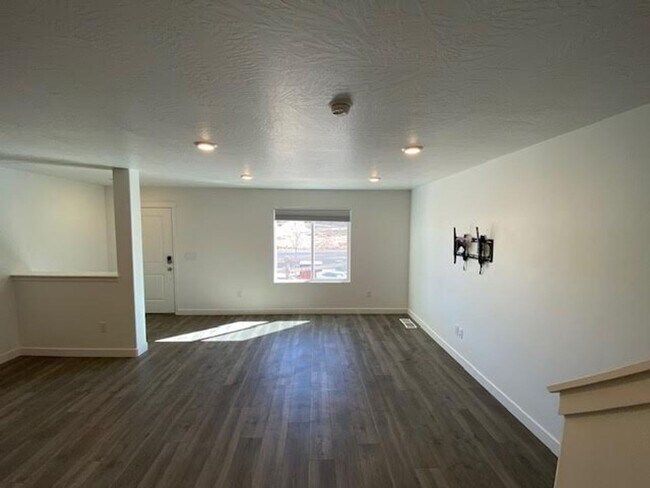 Foto del edificio - Coming Soon! 3 Bedroom 2 bath with Garage-...