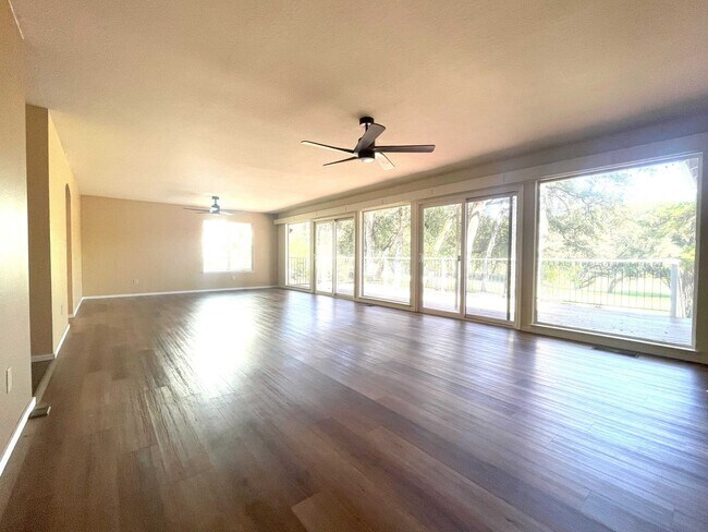 Building Photo - 3/2 plus a large bonus room-Home on golf c...