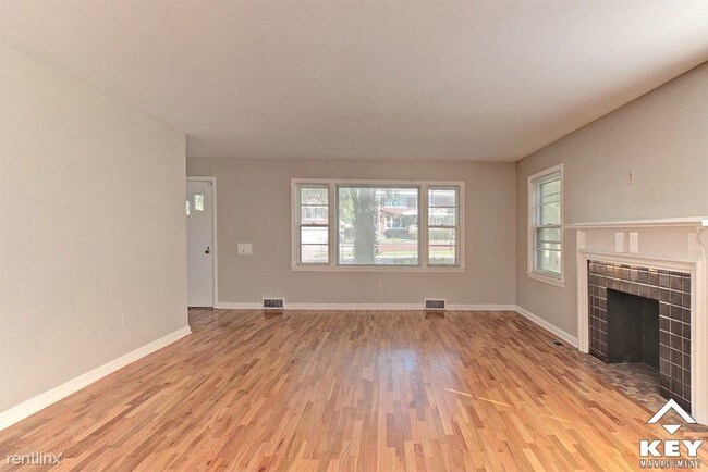 Building Photo - 3 br, 2 bath Townhome - 4121 E Douglas Ave