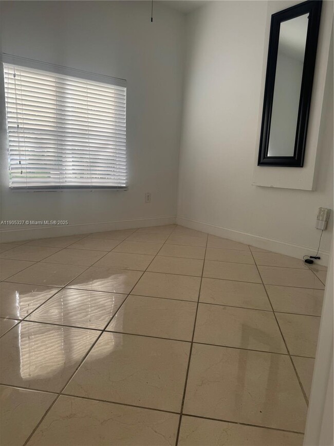 Building Photo - 1150 SW 154th Ave