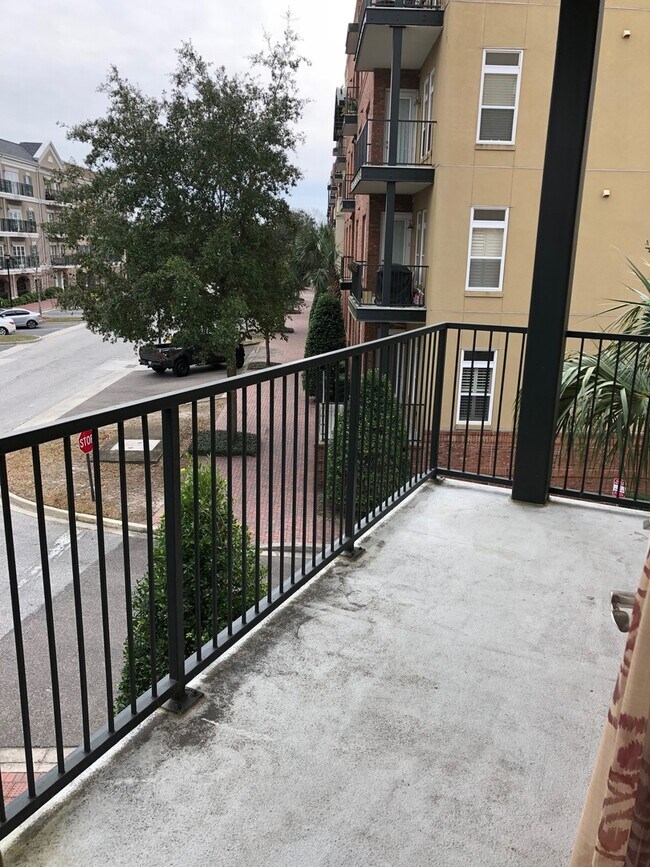Building Photo - Daniel Island Condo Close to Marina