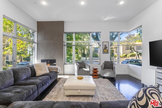 Building Photo - 900 N W Knoll Dr