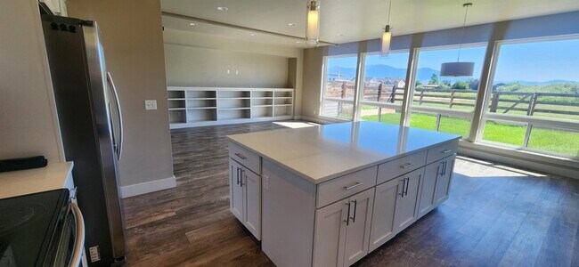 Building Photo - 854 Rosa Way