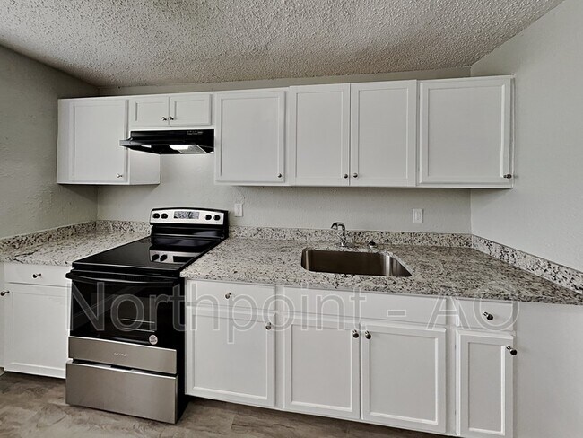 Foto del edificio - 6813 Tinkerbell Ln