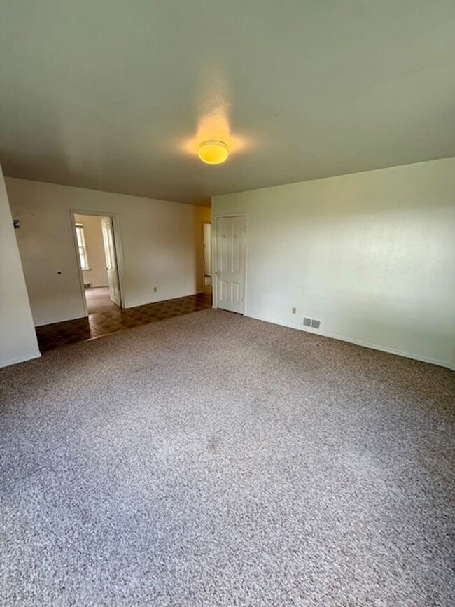 Building Photo - 3 Bedroom, 1 Bath Apartment for Rent - Clo...