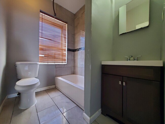 Foto del edificio - 560 Bramhall Ave