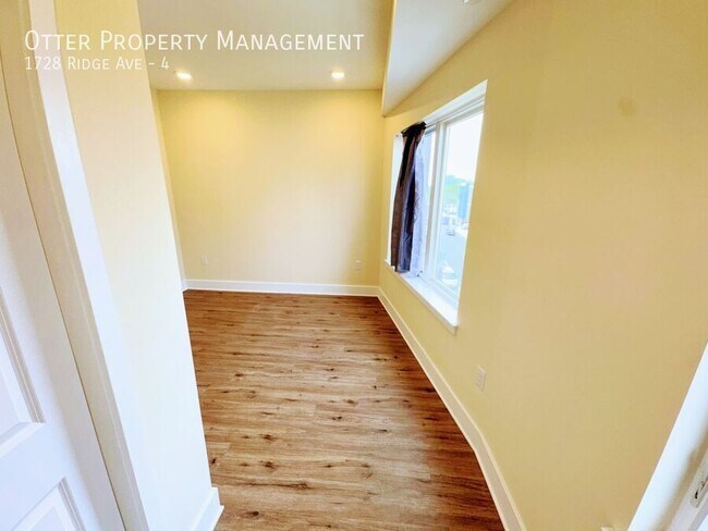 Foto del edificio - 1728 Ridge Ave