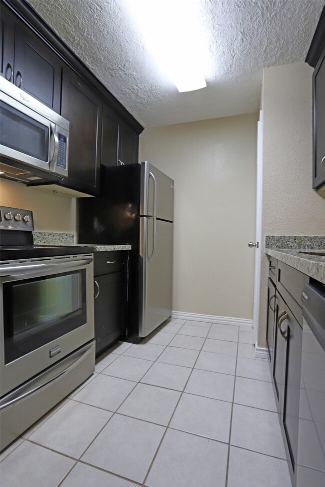 Building Photo - 2125 Augusta Dr