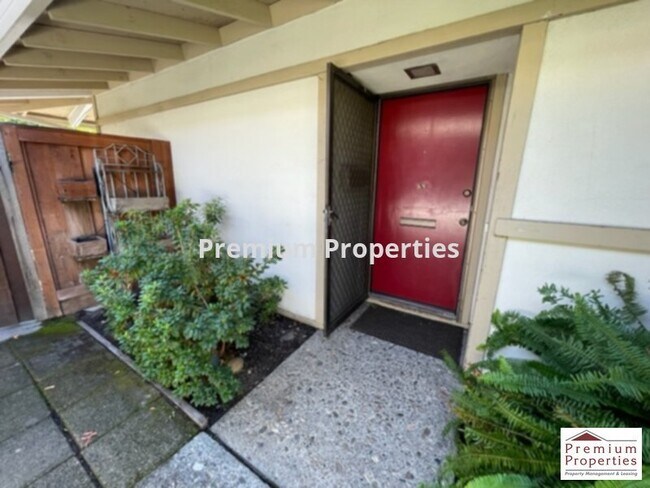 Building Photo - 2570 Walnut Blvd