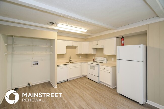 Building Photo - 5084 Oak Leaf Cir