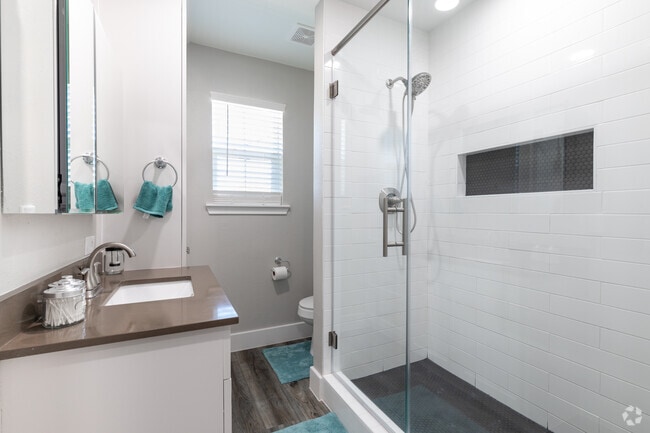 1HAB, 1BA - 750SF Cuarto de baño - Abode Living at 8th Avenue North