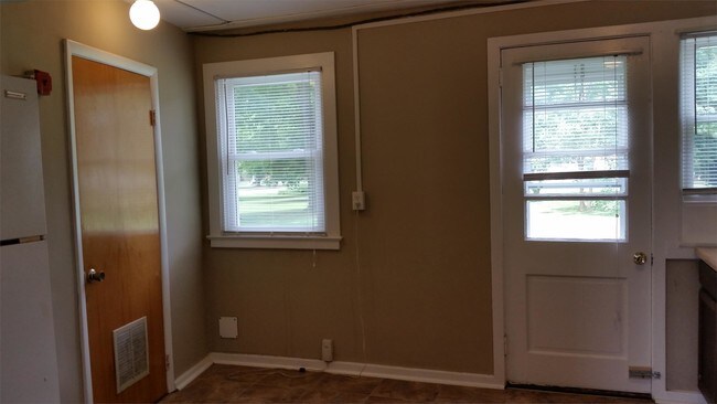 Building Photo - 8 Bassett Pl