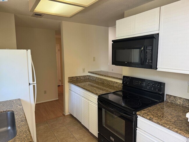 Building Photo - 7815 Canyon Meadows Cir