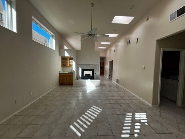 Foto del edificio - COMING SOON 3 bedroom 2 bath Townhouse Located In Sandia Heights!