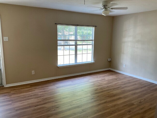 Foto del edificio - "Charming 4-Bedroom Home at 1512 Elaine Pl...