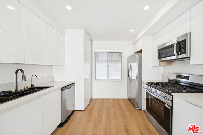 Building Photo - 919 S Sherbourne Dr