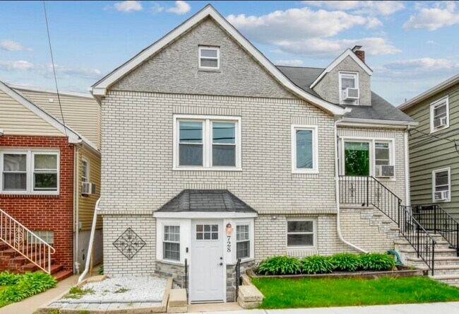 1st floor apartment - 728 Golden Ave