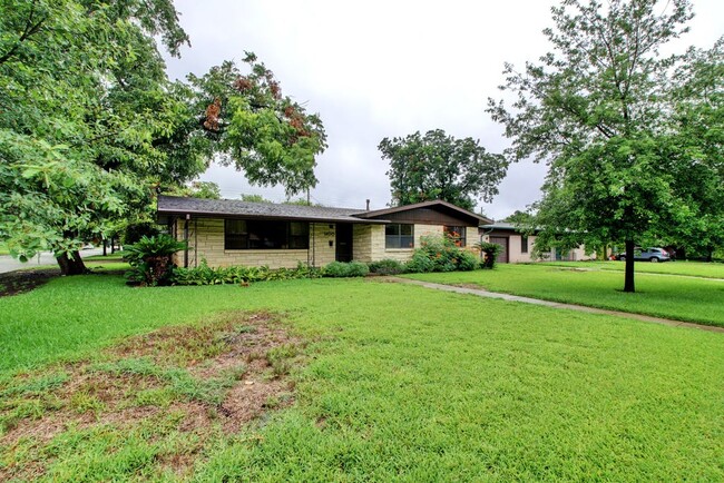 Building Photo - 1400 Larkwood Dr