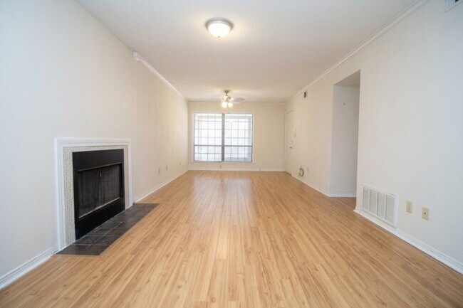 Foto del edificio - Southeast Pensacola 2BR, 2BA Townhome with Open Living Areas, Spacious Sunroom, Stainless Steel A...