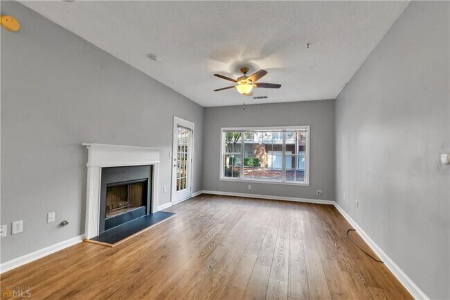 Foto del edificio - 711 Spring Heights Ln