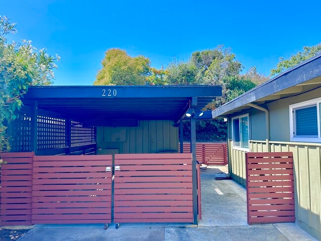 Building Photo - 220 Los Altos Pl