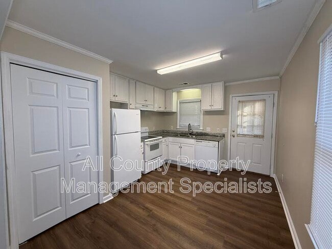 Building Photo - 1908 Greenoaks Rd