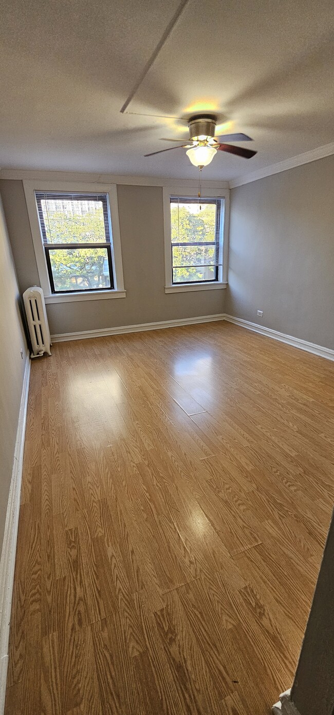 Building Photo - 656 W Sheridan Rd