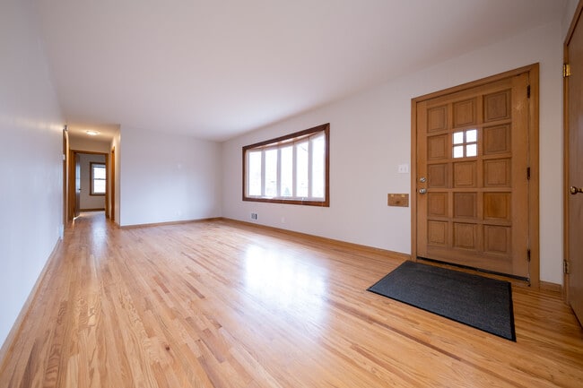 Foto del edificio - 10932 Russell Ave S